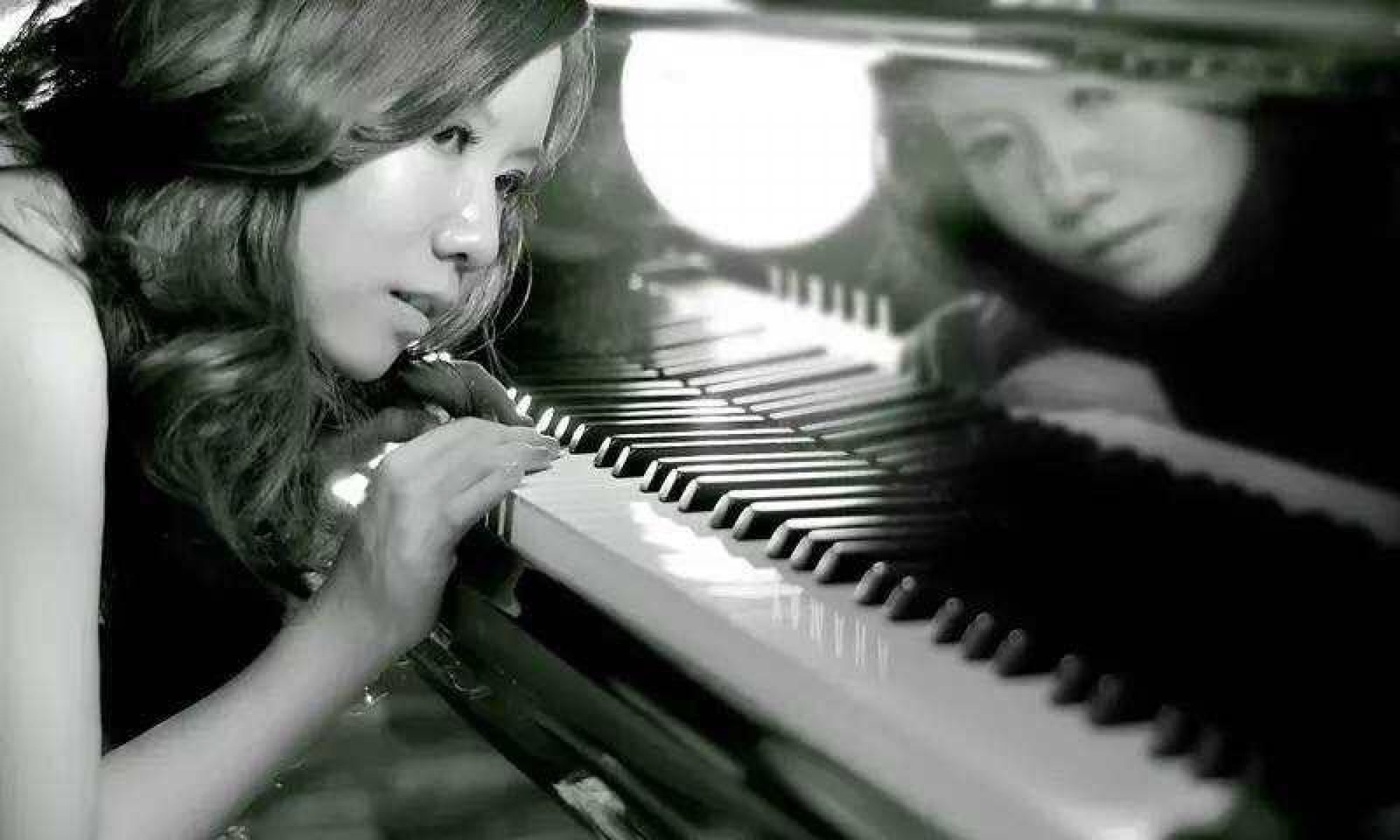 Le Liu at her piano